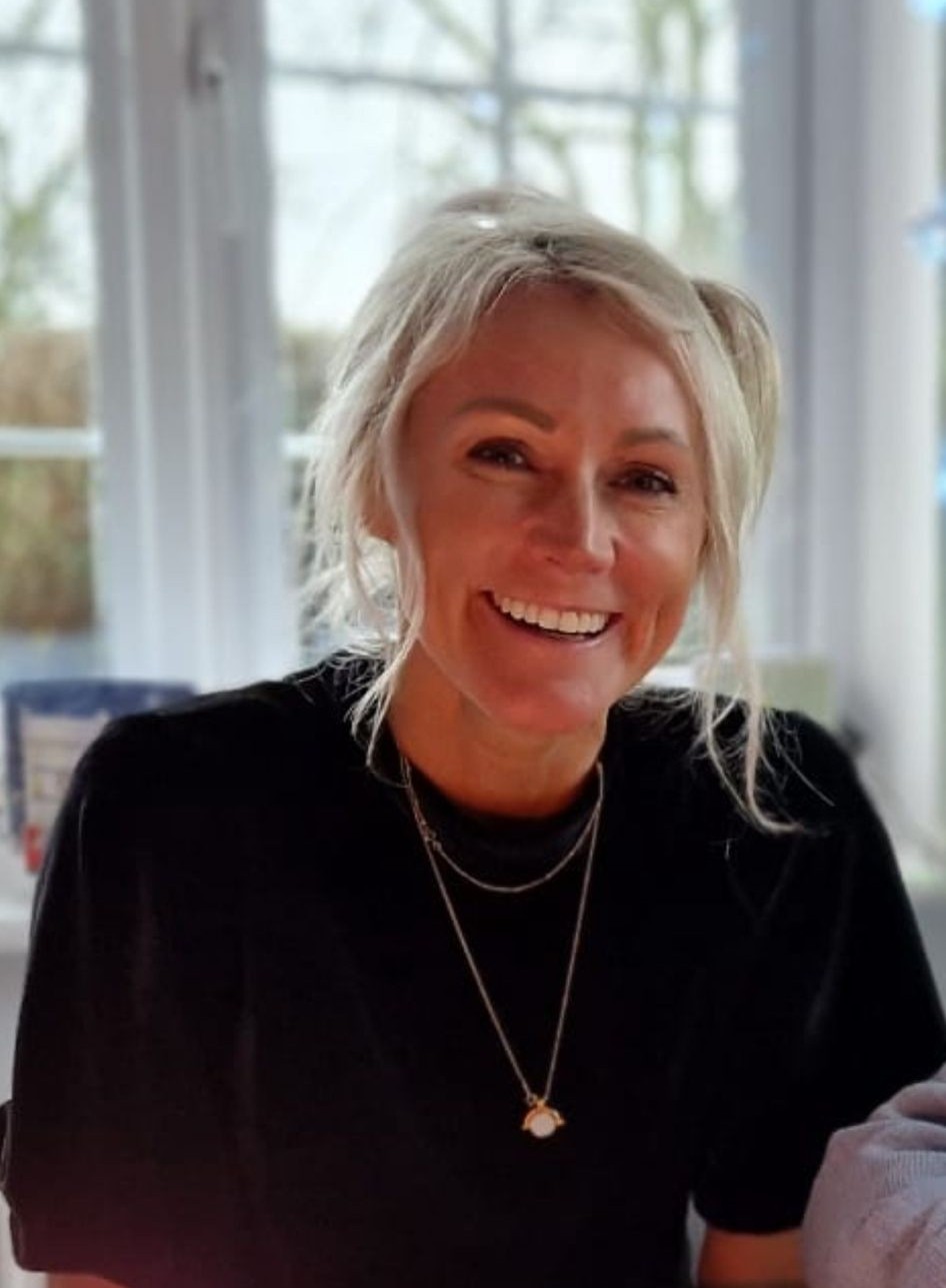 Rebecca Johnstone, Travel Associate