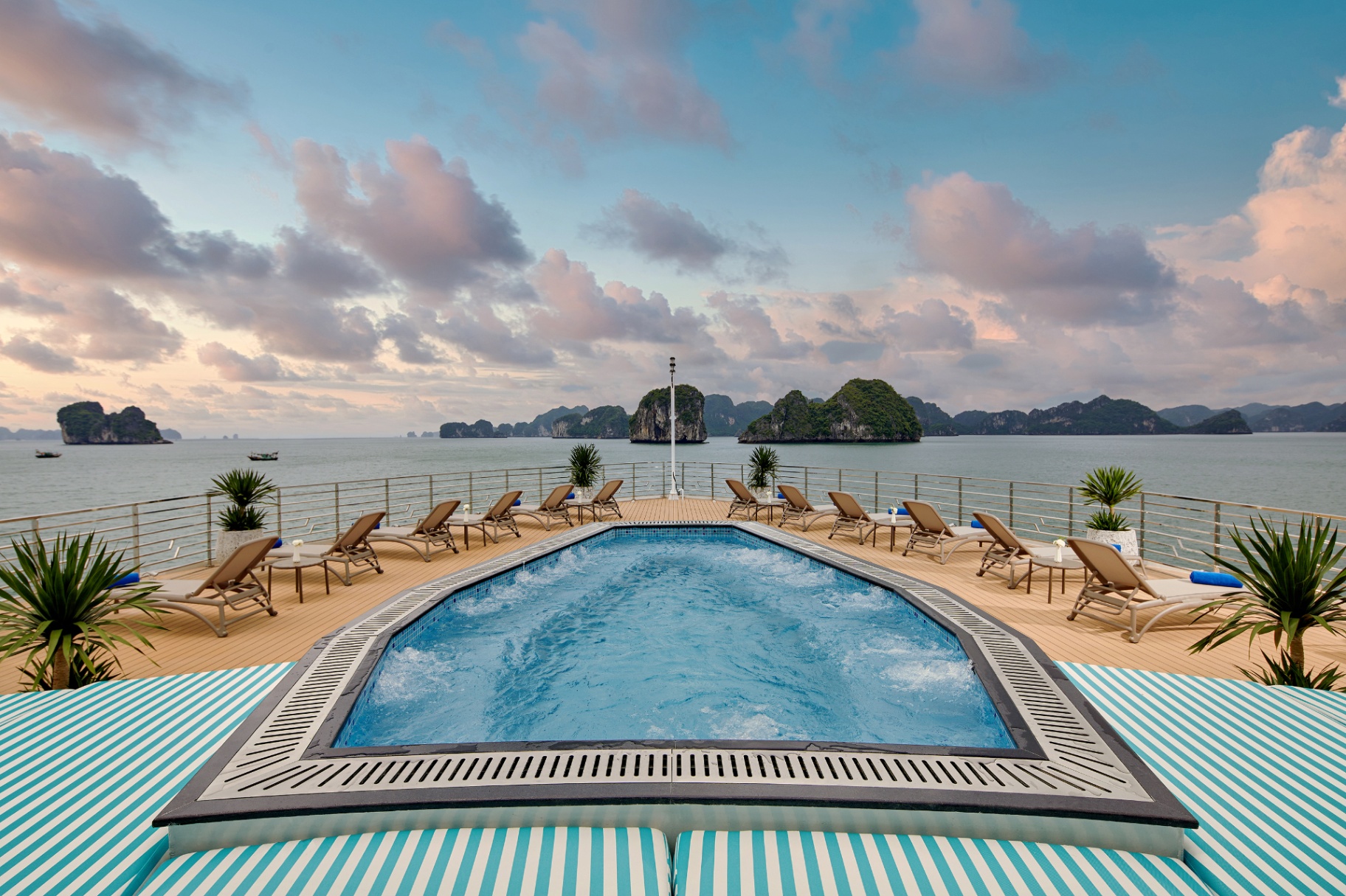 Sun Deck & Jacuzzi